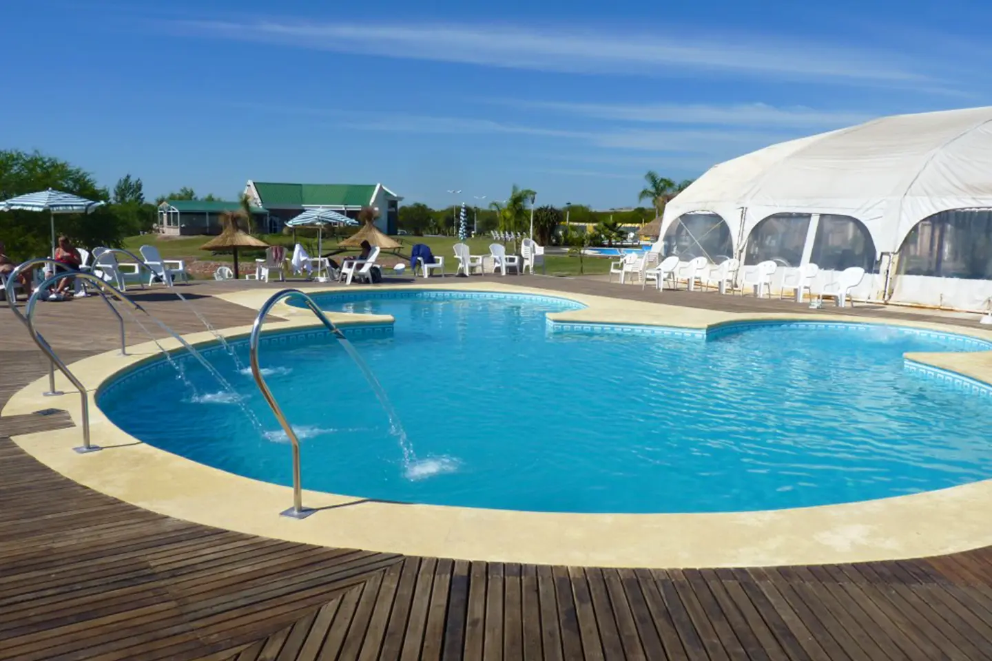 termas-guaychu-pileta-exterior